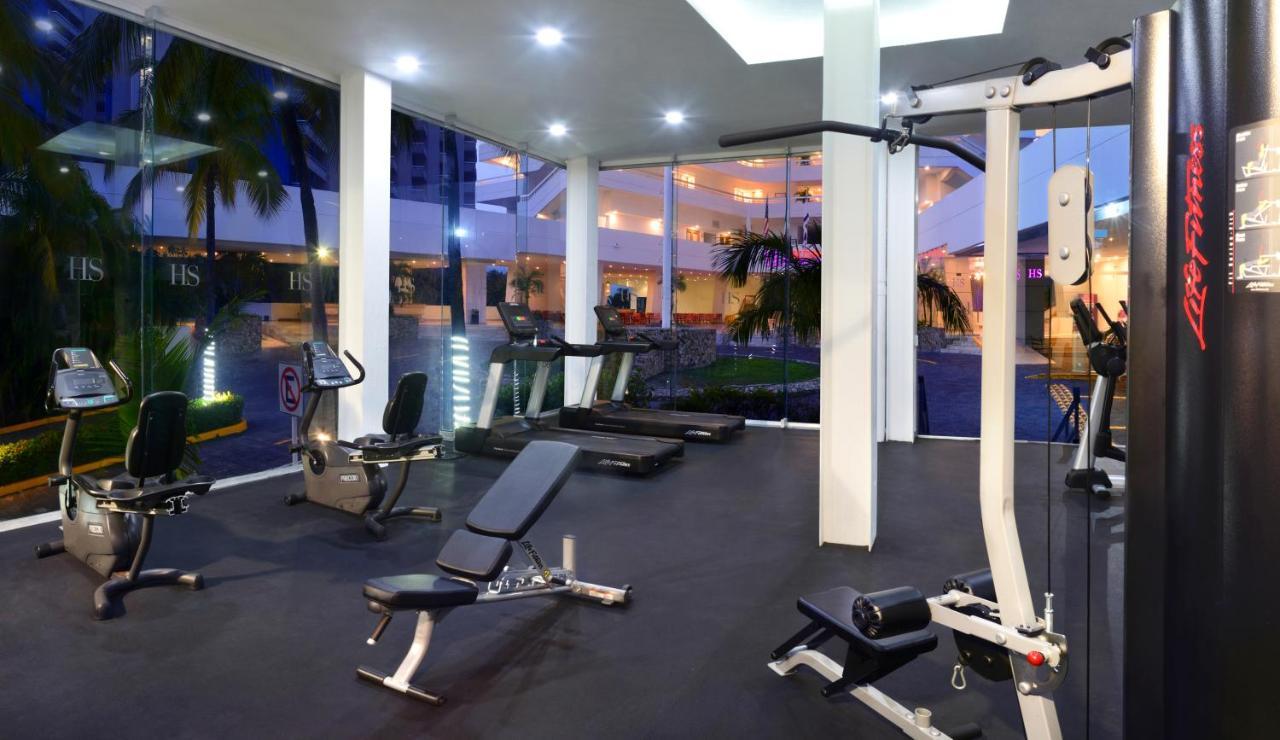 فندق إتش إس هوتسون سمارت أكابولكو المظهر الخارجي الصورة A gym at a resort